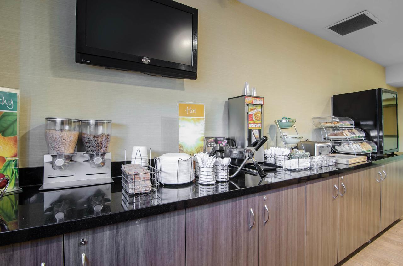Courtyard By Marriott Regina Downtown Hotel Exterior photo